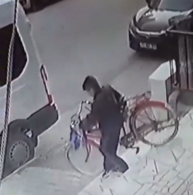 Batman’da Bisiklet Çalan Hırsız Kameraya Yakalandı