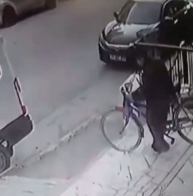 Batman’da Bisiklet Çalan Hırsız Kameraya Yakalandı