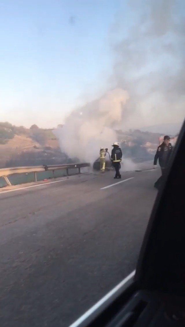 Bursa’da Seyir Halindeki Otomobil Alev Alev Yandı
