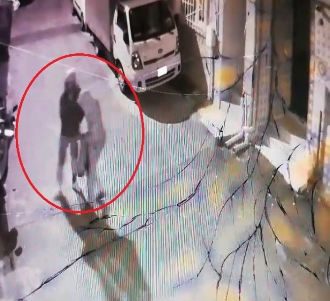 Balkondan Hırsızın Kafasına Tabak Yağdırdı, Hırsız Böyle Kaçtı