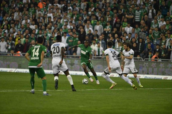 Bursaspor’da Thievy Bifouma Süresiz Kadro Dışı Bırakıldı