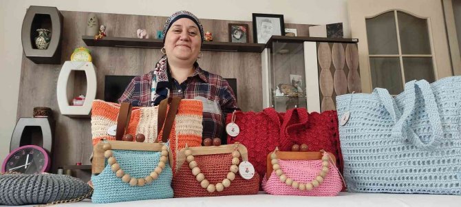 Can Sıkıntısından Evde Çanta Örmeye Başlayan Karı Koca Siparişlere Yetişemiyor