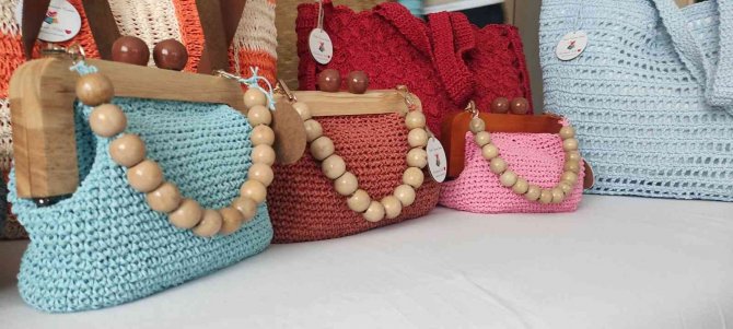 Can Sıkıntısından Evde Çanta Örmeye Başlayan Karı Koca Siparişlere Yetişemiyor