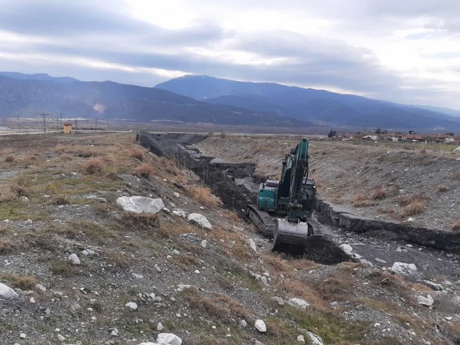 Kargı’da Toki̇ Konutlarını Etkileyen Dere Islah Ediliyor