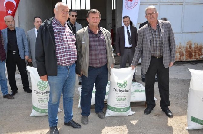Emet’te Arıcılara 6 Bin 50 Kilogram Şeker Dağıtıldı