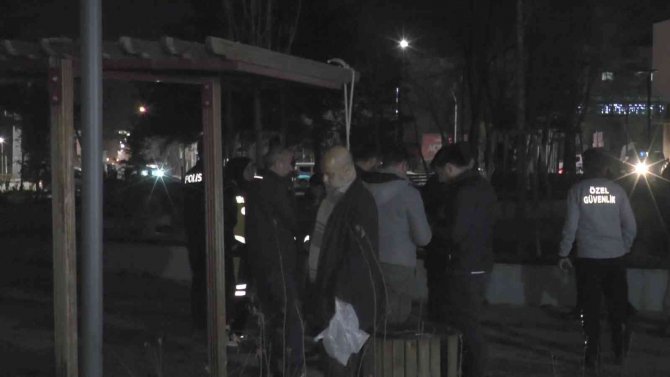 Voleybol Oynarken İple Boynundan Asılı Halde Erkek Cesedi Buldular