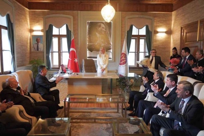 Başkan Vekilinin Makam Odasından Chp Liderinin Fotoğraf Karesini Kaldırmasına Tepki