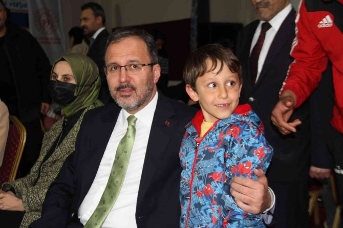 Bakan Kasapoğlu, Elazığ’da Gençlerle Bir Araya Geldi