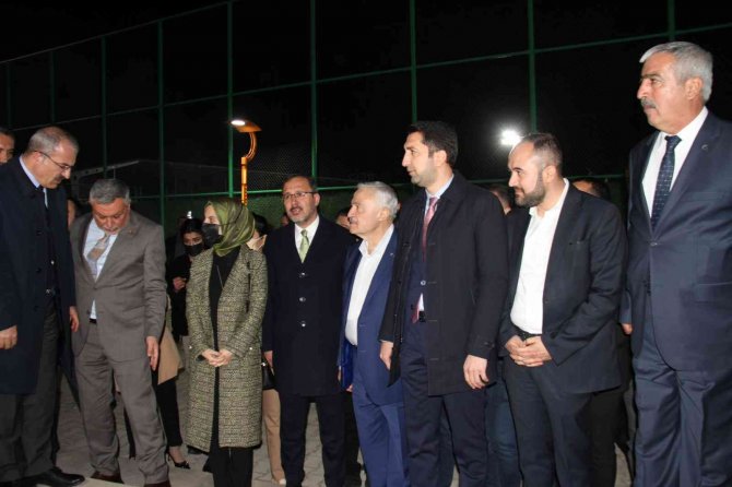 Bakan Kasapoğlu, Elazığ’da Gençlerle Bir Araya Geldi