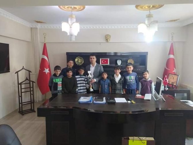 6 Kupa Alan Öğrencilerden Kaymakam Cankaloğlu’na Ziyaret