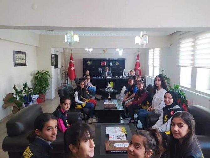 6 Kupa Alan Öğrencilerden Kaymakam Cankaloğlu’na Ziyaret