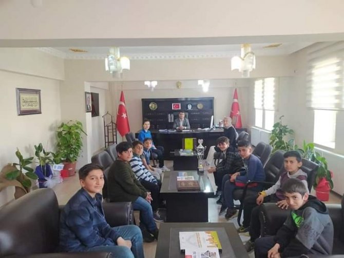 6 Kupa Alan Öğrencilerden Kaymakam Cankaloğlu’na Ziyaret