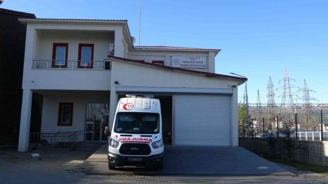 Sağlıkçıların Bir Kulağı Ezan Sesinde, Bir Kulağı Da Telsizde