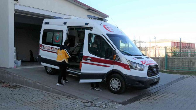 Sağlıkçıların Bir Kulağı Ezan Sesinde, Bir Kulağı Da Telsizde