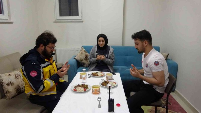 Sağlıkçıların Bir Kulağı Ezan Sesinde, Bir Kulağı Da Telsizde