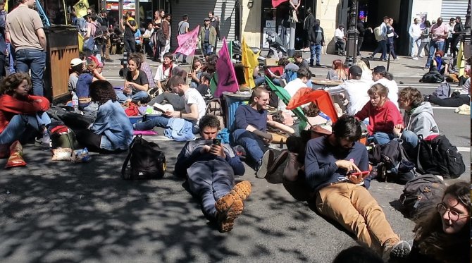 Fransa’da İklim Aktivistleri Cumhurbaşkanı Adaylarını Protesto Etti