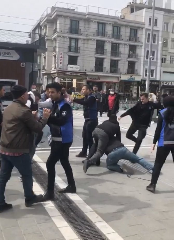 Fatih’te Zabıta Ve Seyyar Satıcılar Arasında Kavga