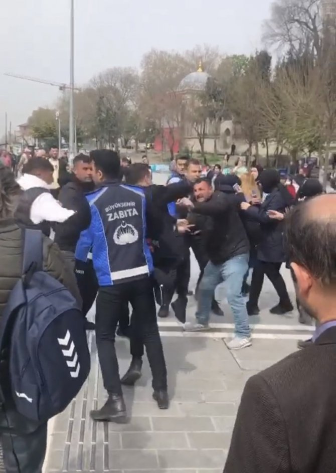 Fatih’te Zabıta Ve Seyyar Satıcılar Arasında Kavga