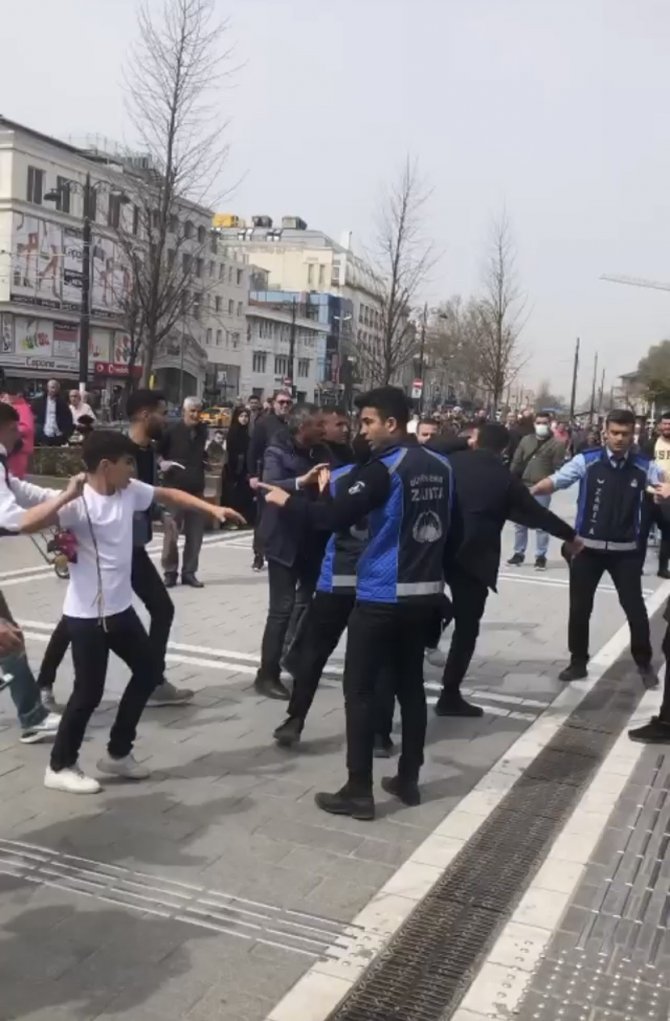 Fatih’te Zabıta Ve Seyyar Satıcılar Arasında Kavga