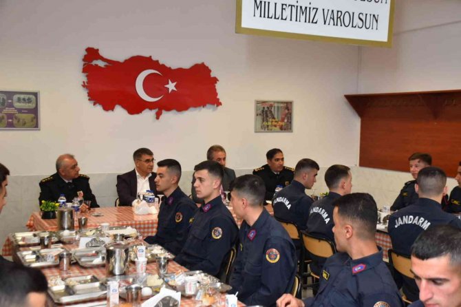 Vali Fuat Gürel, Jandarma Personeli İle Sahur Yaptı