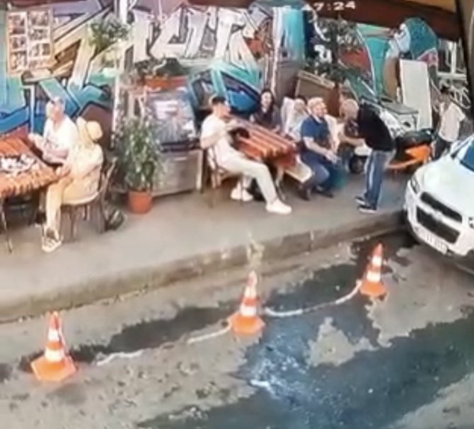 İ̇stanbul’da Dehşet Anları Kamerada: Babasına Yumruk Atan Ukraynalı Turisti Defalarca Bıçakladı