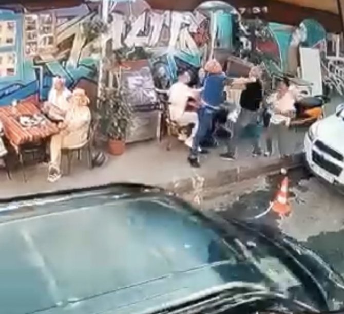 İ̇stanbul’da Dehşet Anları Kamerada: Babasına Yumruk Atan Ukraynalı Turisti Defalarca Bıçakladı