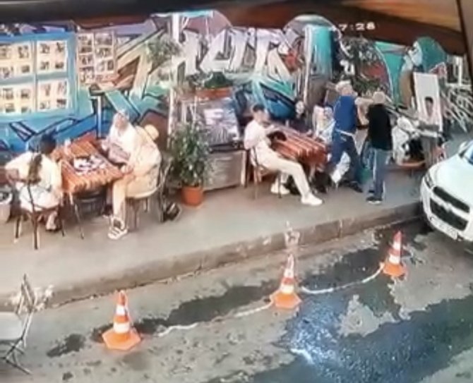 İ̇stanbul’da Dehşet Anları Kamerada: Babasına Yumruk Atan Ukraynalı Turisti Defalarca Bıçakladı