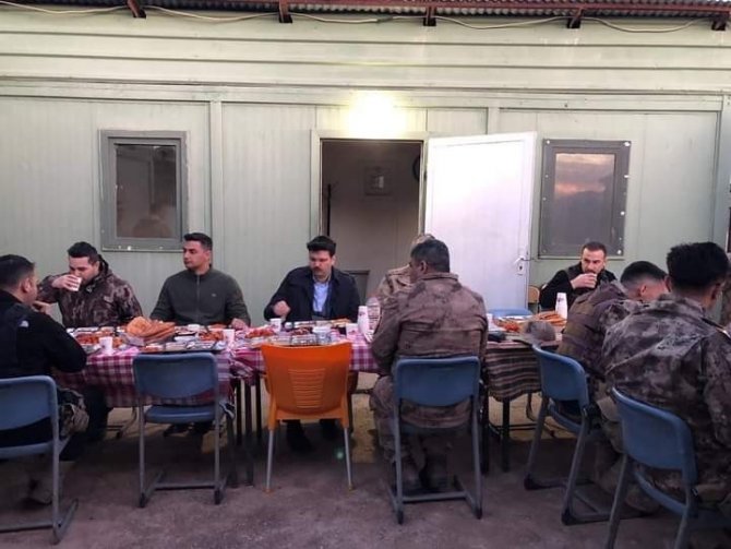 Kaymakam Kurt Askerlerle İftarda Buluştu