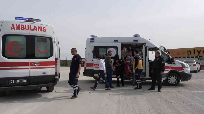 Takla Atan Otomobil 40 Metre Sürüklendi, 4 Genç Ölümden Döndü