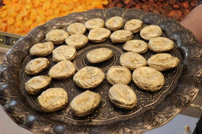 Kilosu 10 Bin Tl Olan Altın Kaplamalı Kayısı Üretti