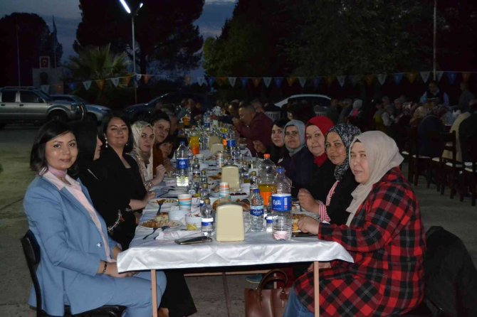 Salihli’de Ak Parti İftarında Müjdeler Verildi