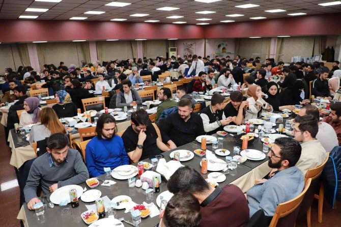 Rektör Çomaklı, Öğrenci Temsilcileriyle İftar Yemeğinde Bir Araya Geldi