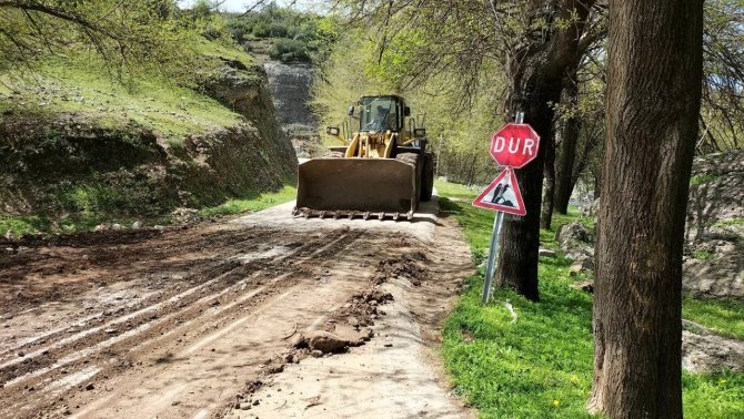 Osmaniye’de Heyelan Nedeniyle Kapanan Köy Yolu Ulaşıma Açıldı