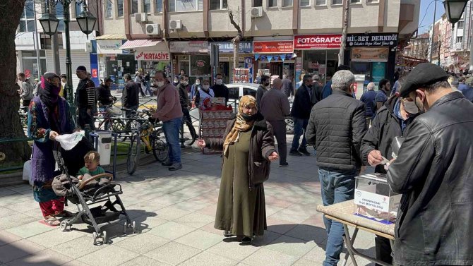 Ramazan Ayında Cami Çıkışlarında Dilenciler Arttı