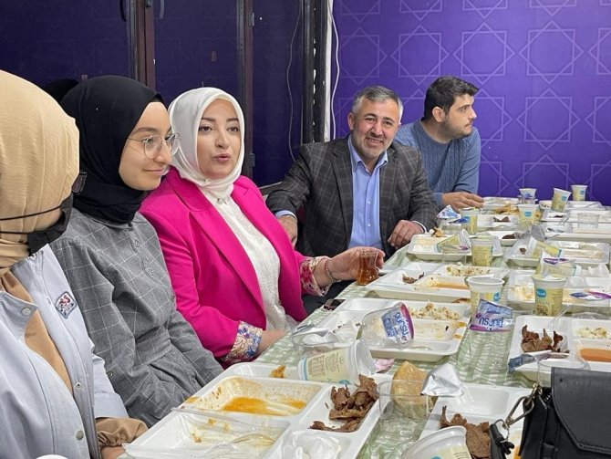Ak Parti 4’üncü Kez Üniversiteli Gençlerle İftar Yemeğinde Bir Araya Geldi