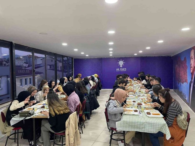 Ak Parti 4’üncü Kez Üniversiteli Gençlerle İftar Yemeğinde Bir Araya Geldi