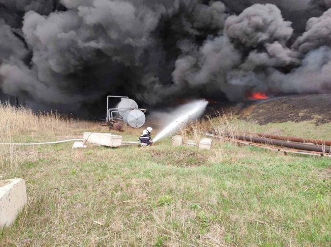 Rusya Luhansk’ta Petrol Rafinerisini Vurdu