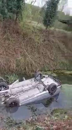 Kanala Düşen Otomobilden Kendi İmkanlarıyla Kurtuldular