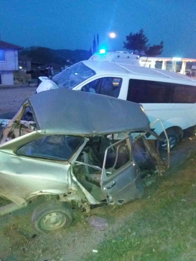 Sinop’ta Trafik Kazasında Otomobil İkiye Ayrıldı: 2 Ölü, 2 Yaralı