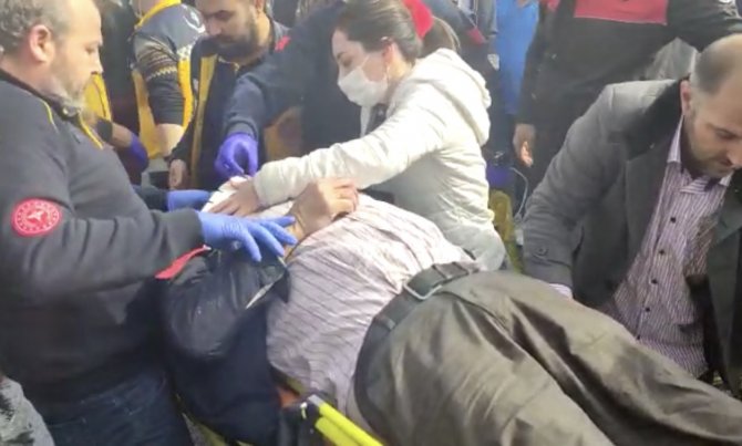 Sultangazi’de Freni Boşalan Kamyon 2 Araca Çarptı