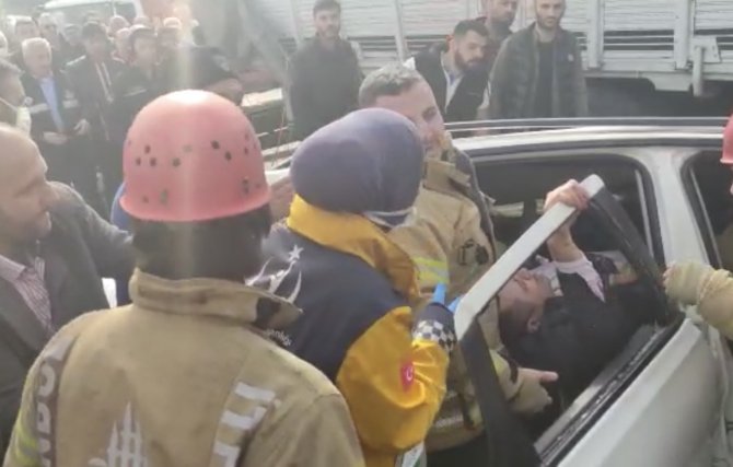 Sultangazi’de Freni Boşalan Kamyon 2 Araca Çarptı