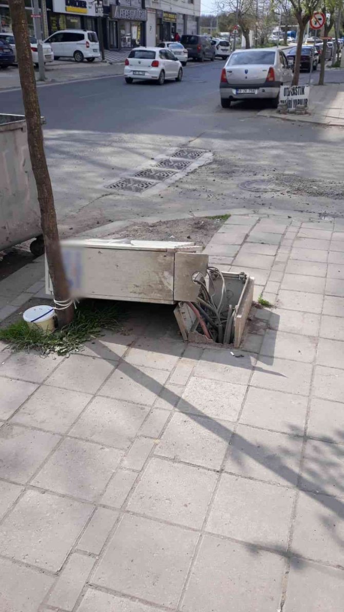 Sokak Magandası, Elektrik Panosunu Bir Tekmede Devirdi