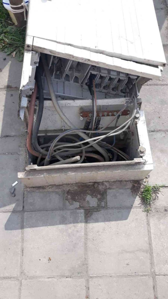 Sokak Magandası, Elektrik Panosunu Bir Tekmede Devirdi