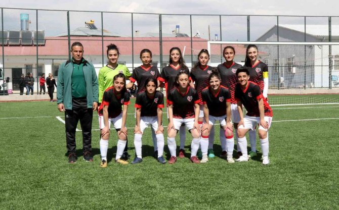 Van Büyükşehir Belediyesi Kadın Futbol Takımı Namağlup Liderliğini Sürdürüyor