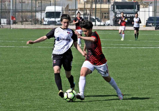 Van Büyükşehir Belediyesi Kadın Futbol Takımı Namağlup Liderliğini Sürdürüyor