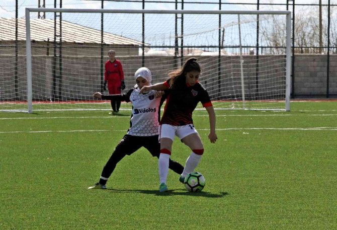 Van Büyükşehir Belediyesi Kadın Futbol Takımı Namağlup Liderliğini Sürdürüyor