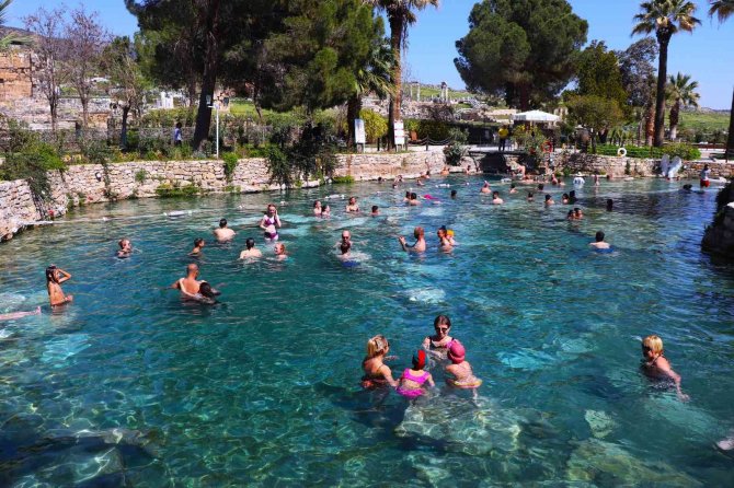 Beyaz Cennet Pamukkale’ye Bahar Geldi