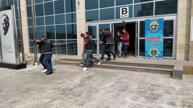 Zehir Tacirlerinin Araç Yedek Lastiğe Saklanmış Bin 386 Hap Ele Geçirildi