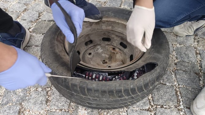 Zehir Tacirlerinin Araç Yedek Lastiğe Saklanmış Bin 386 Hap Ele Geçirildi