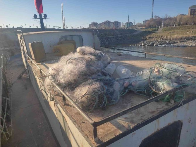 Van’da Teknede Bulunan Uzatma Ağına El Konuldu